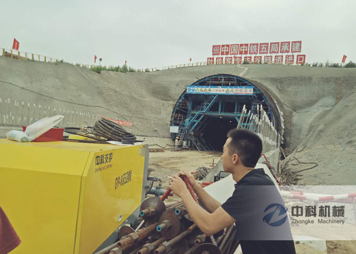 中鐵五局牡佳客專液壓濕噴機施工現場-0