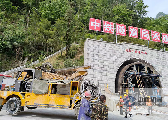 中鐵隧道局混凝土濕噴臺車施工現場