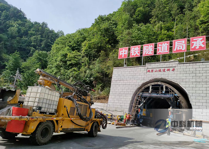 中鐵隧道局混凝土濕噴臺車施工現場-1