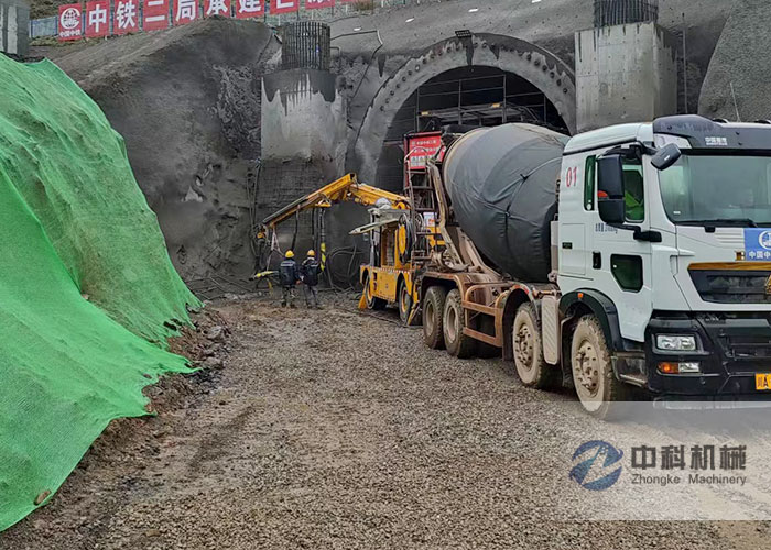 中鐵二局混凝土濕噴臺車施工現場