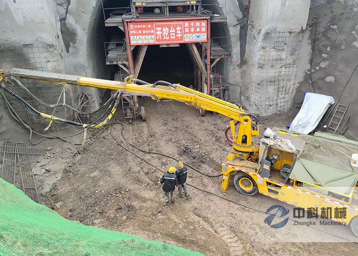 中鐵二局混凝土濕噴臺車施工現場-2